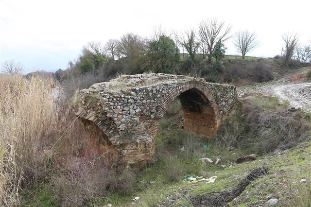 Kanuninin yaptırdığı tarihi mescide yeni dönem metal doğrama takıldı