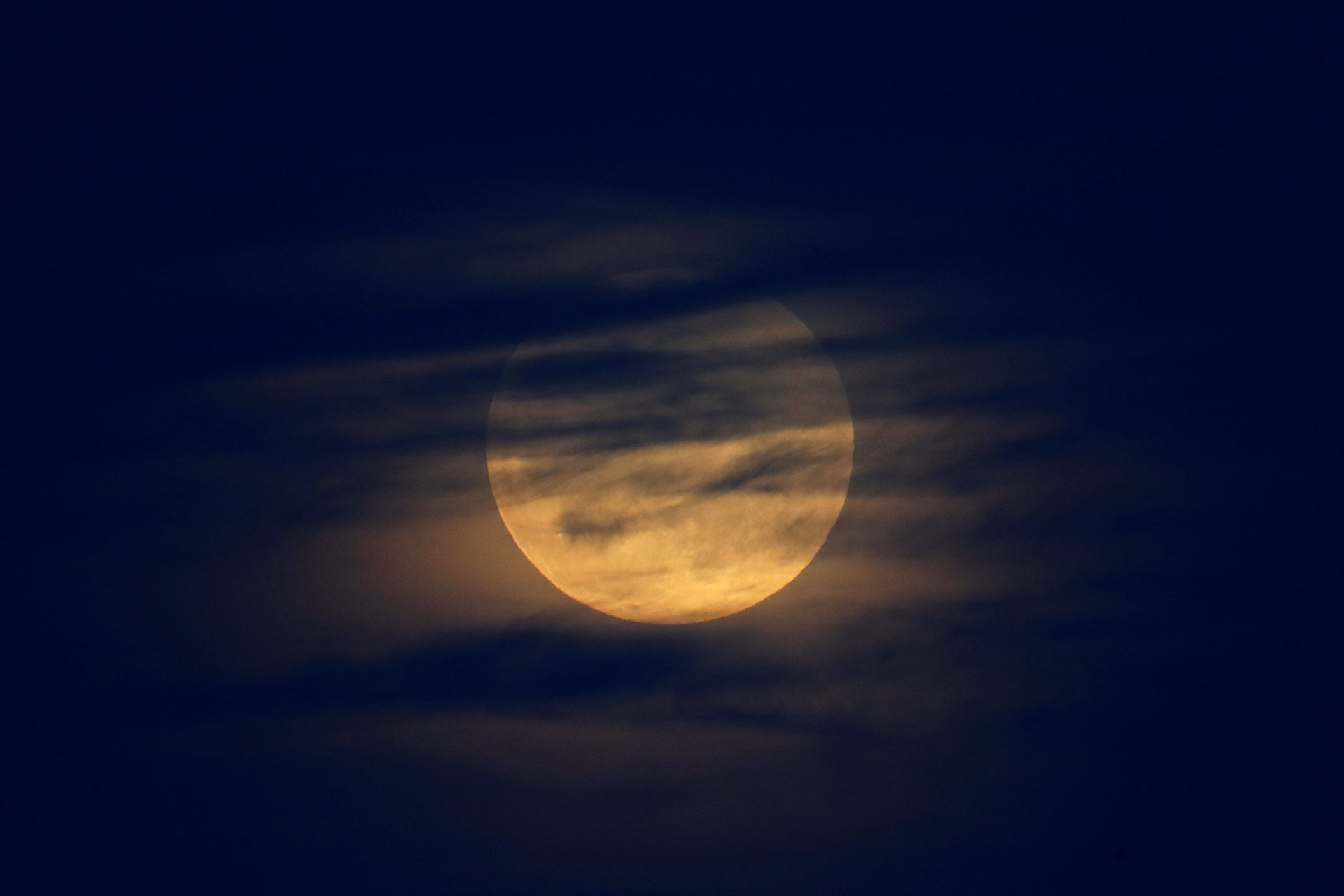 Dünyadan Kanlı Ay Tutulması manzaraları