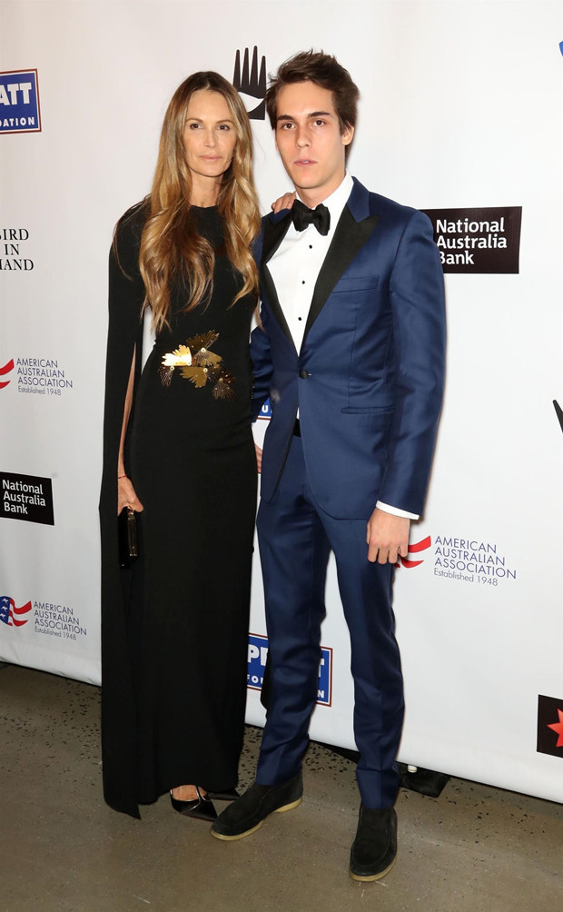 Ödül gecesine makyajsız gitti