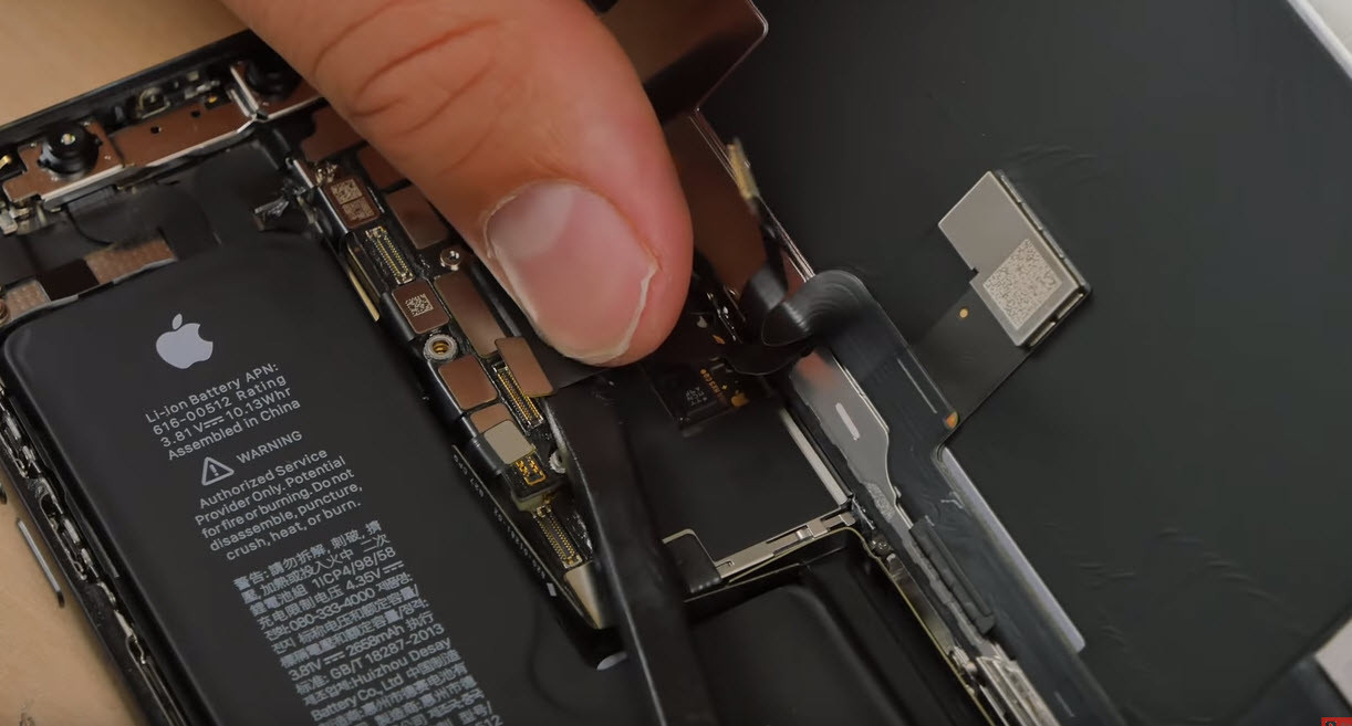 Appleın göz bebeğini parçalarına ayırdı İçinden neler çıktı
