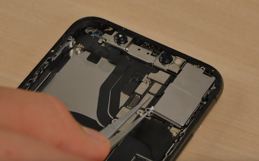 Appleın göz bebeğini parçalarına ayırdı İçinden neler çıktı