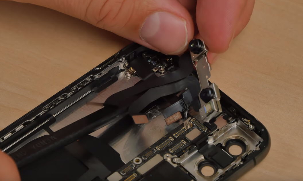 Appleın göz bebeğini parçalarına ayırdı İçinden neler çıktı