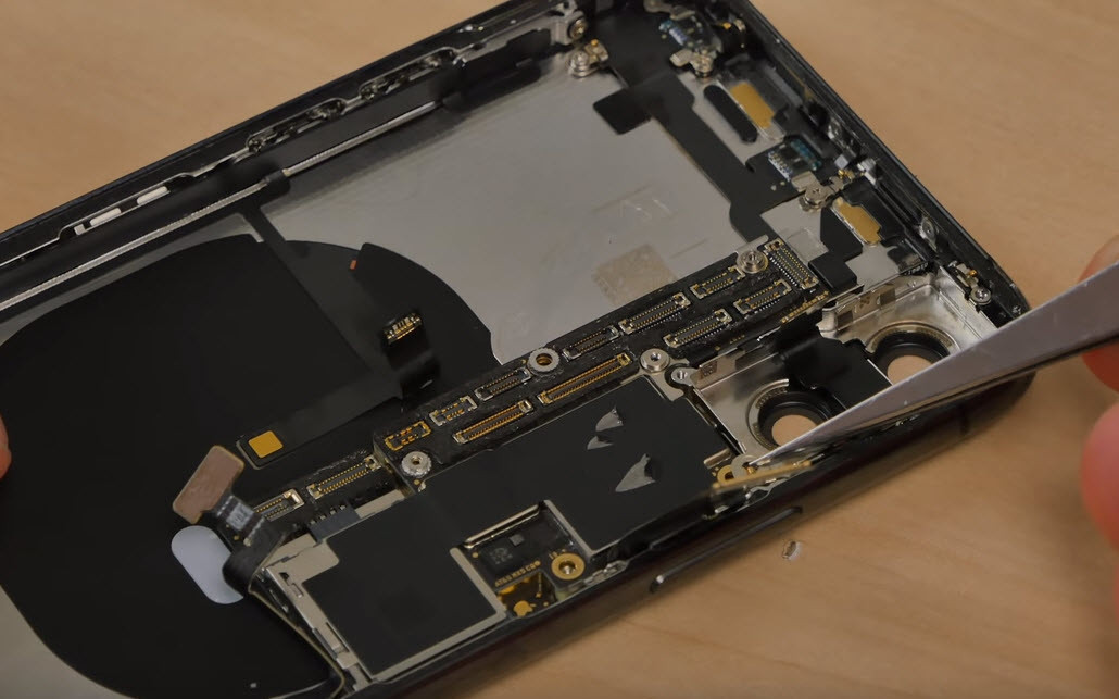 Appleın göz bebeğini parçalarına ayırdı İçinden neler çıktı