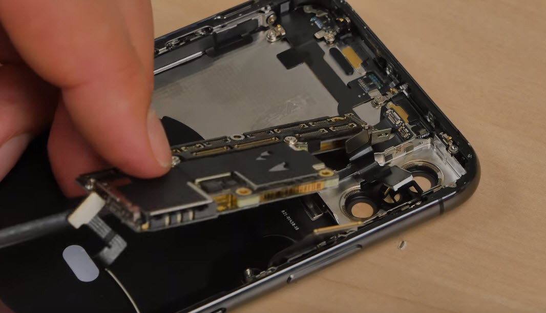 Appleın göz bebeğini parçalarına ayırdı İçinden neler çıktı