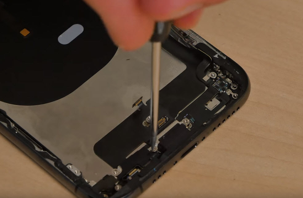 Appleın göz bebeğini parçalarına ayırdı İçinden neler çıktı
