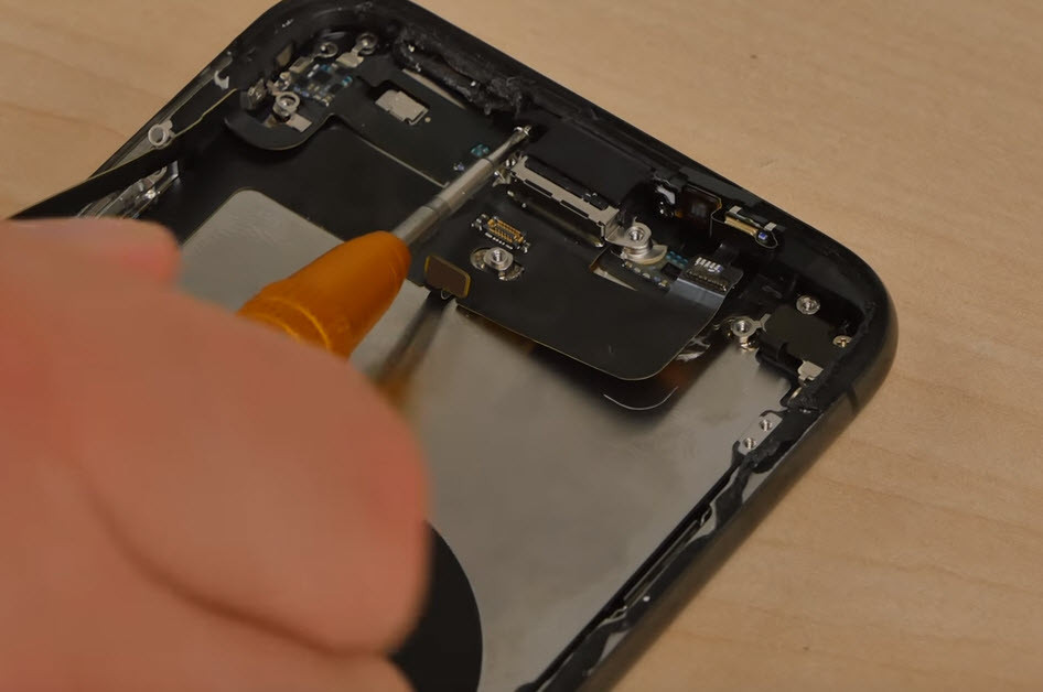 Appleın göz bebeğini parçalarına ayırdı İçinden neler çıktı
