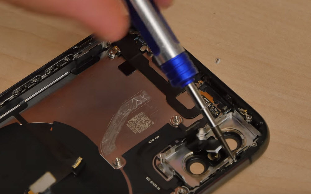 Appleın göz bebeğini parçalarına ayırdı İçinden neler çıktı