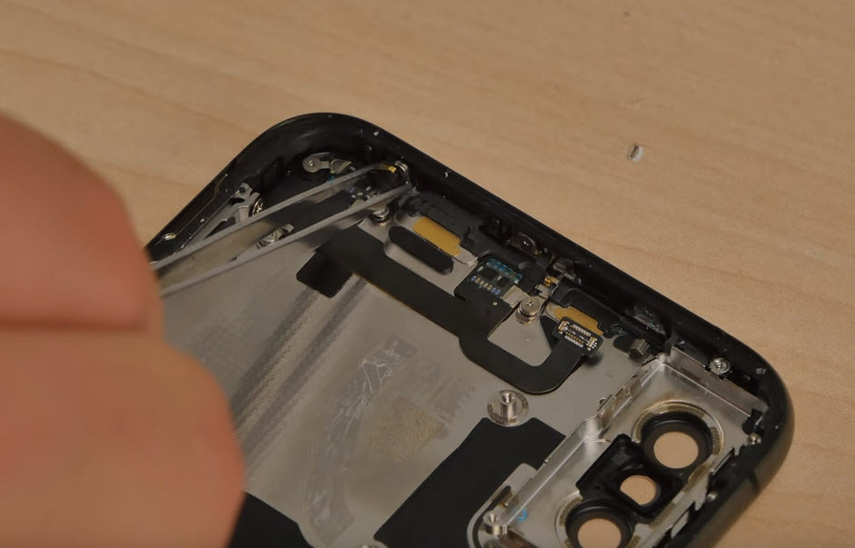 Appleın göz bebeğini parçalarına ayırdı İçinden neler çıktı