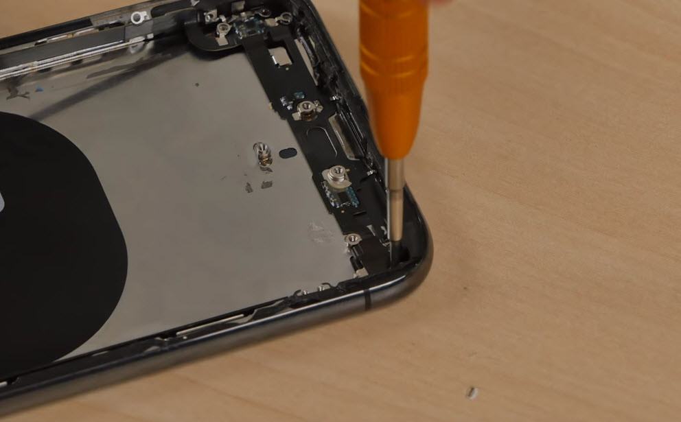 Appleın göz bebeğini parçalarına ayırdı İçinden neler çıktı