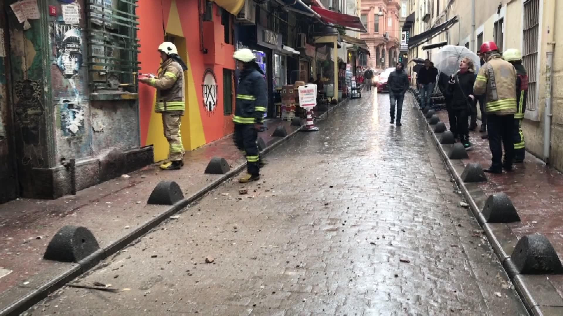 Manukyana ait eski binada çökme