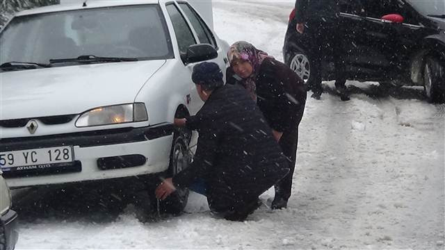 Kazdağları’nda kar yağışı nedeniyle araçlar ilerlemekte güçlük çekiyor