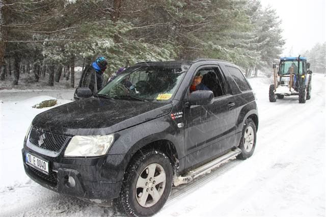 Kazdağları’nda kar yağışı nedeniyle araçlar ilerlemekte güçlük çekiyor