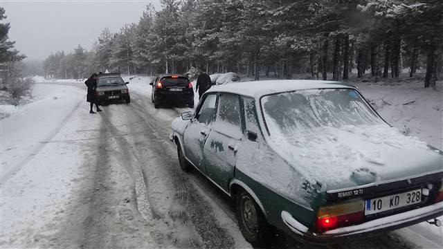 Kazdağları’nda kar yağışı nedeniyle araçlar ilerlemekte güçlük çekiyor