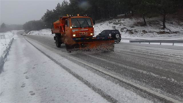 Kazdağları’nda kar yağışı nedeniyle araçlar ilerlemekte güçlük çekiyor