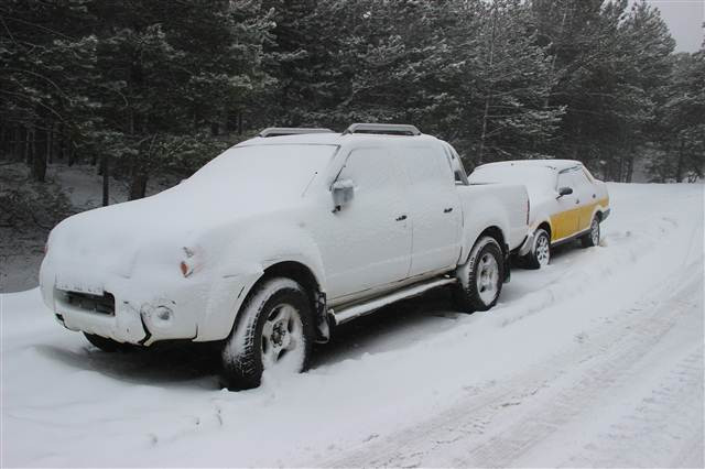Kazdağları’nda kar yağışı nedeniyle araçlar ilerlemekte güçlük çekiyor