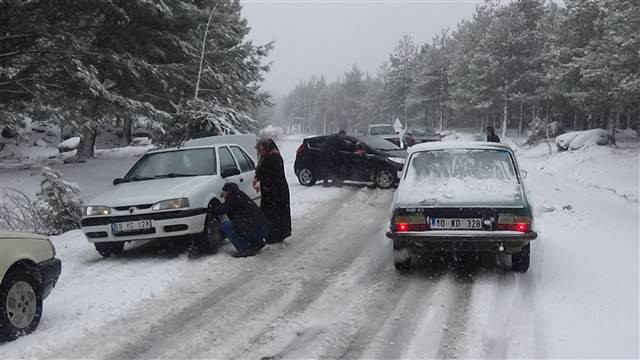 Kazdağları’nda kar yağışı nedeniyle araçlar ilerlemekte güçlük çekiyor