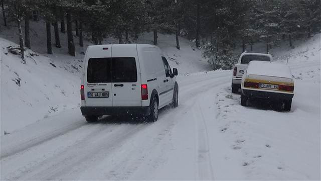 Kazdağları’nda kar yağışı nedeniyle araçlar ilerlemekte güçlük çekiyor
