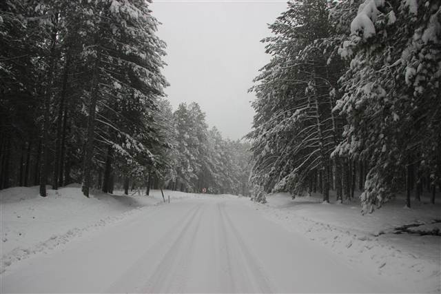 Kazdağları’nda kar yağışı nedeniyle araçlar ilerlemekte güçlük çekiyor