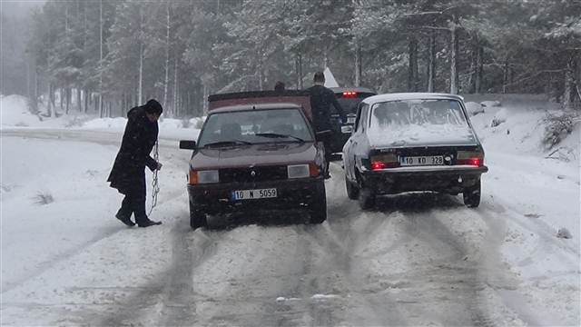 Kazdağları’nda kar yağışı nedeniyle araçlar ilerlemekte güçlük çekiyor