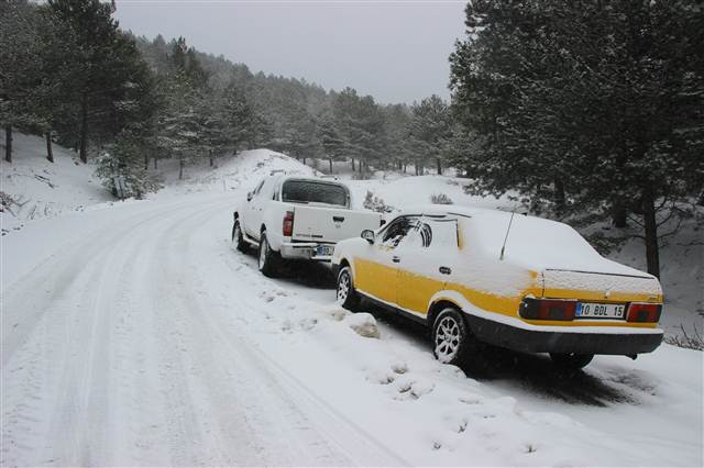 Kazdağları’nda kar yağışı nedeniyle araçlar ilerlemekte güçlük çekiyor