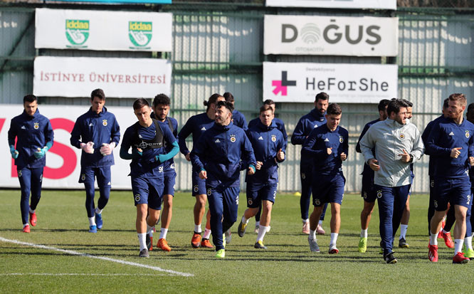 Fenerbahçe idmanında şaşırtan görüntü Futbolcular...