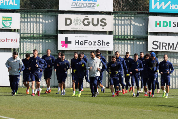 Fenerbahçe idmanında şaşırtan görüntü Futbolcular...
