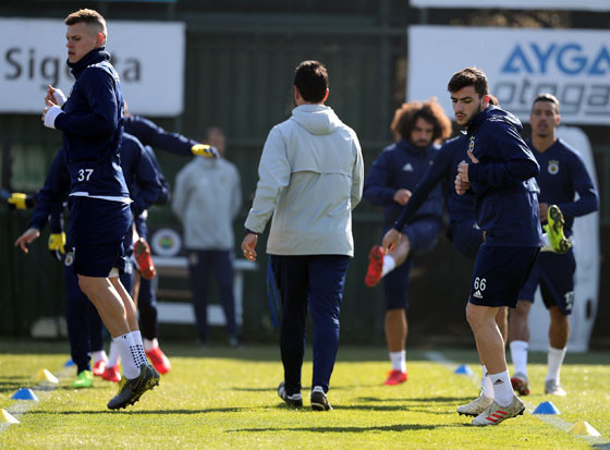 Fenerbahçe idmanında şaşırtan görüntü Futbolcular...
