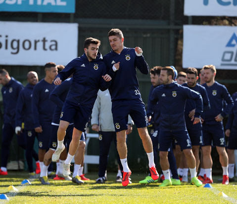 Fenerbahçe idmanında şaşırtan görüntü Futbolcular...