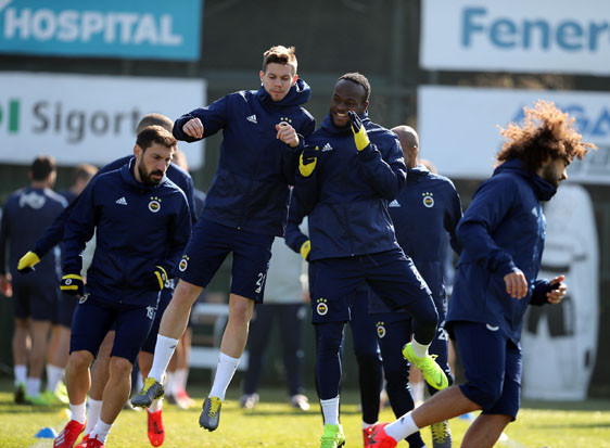 Fenerbahçe idmanında şaşırtan görüntü Futbolcular...