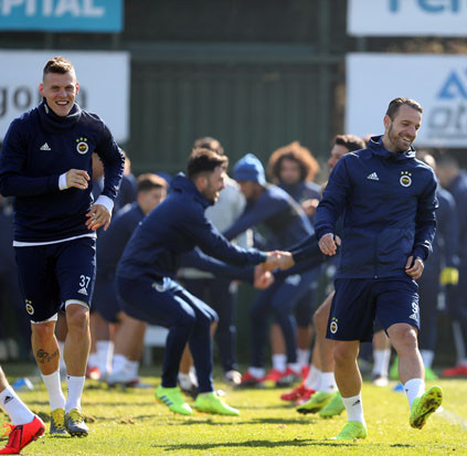 Fenerbahçe idmanında şaşırtan görüntü Futbolcular...