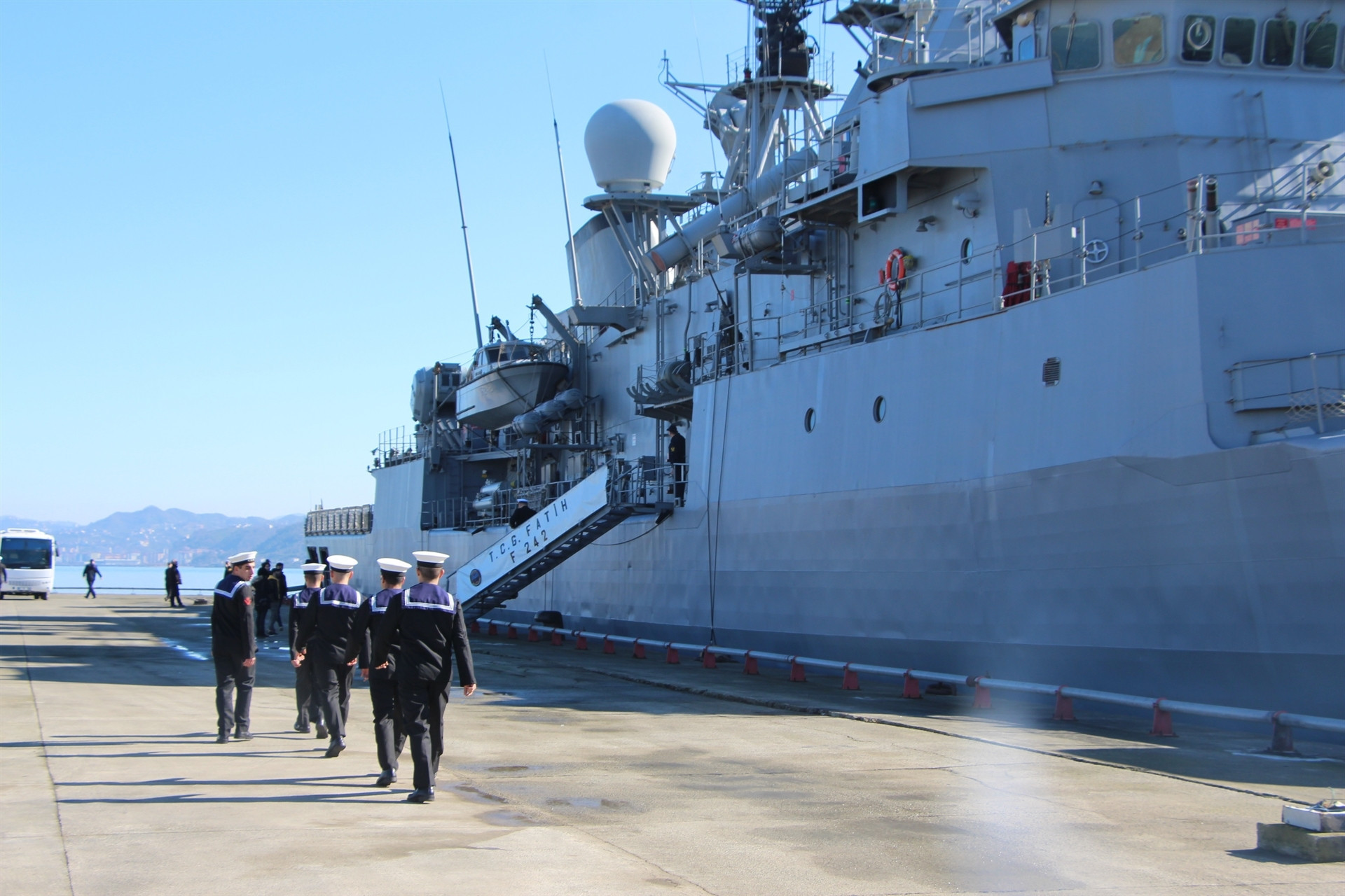 Trabzon’da kurulan deniz üssünün ilk askeri gemisi demirledi