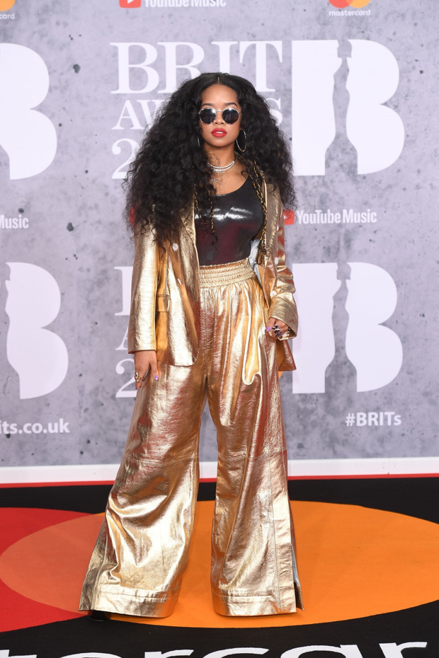 Elbiseleri aynı yerde diktirmişler