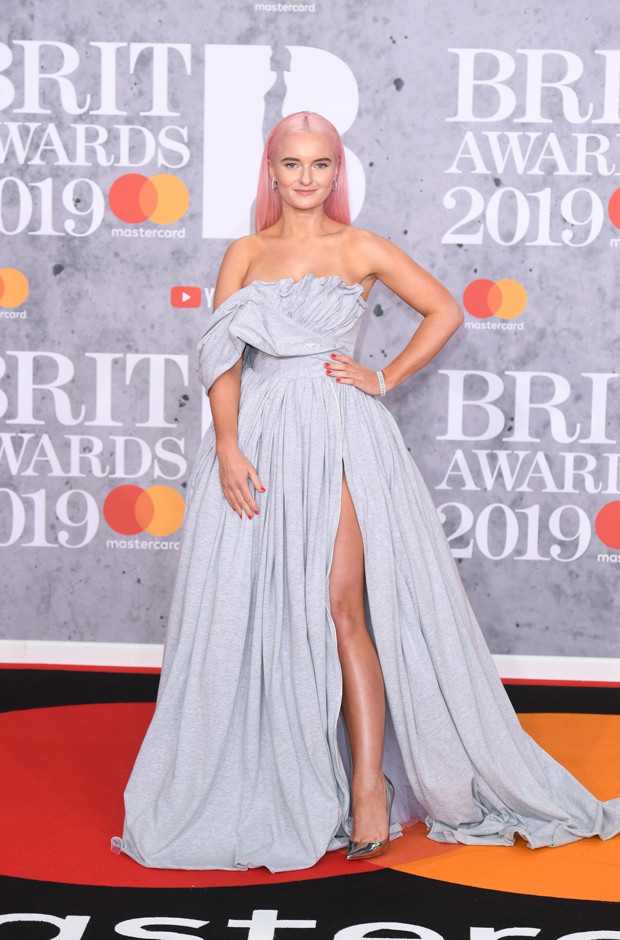 Elbiseleri aynı yerde diktirmişler