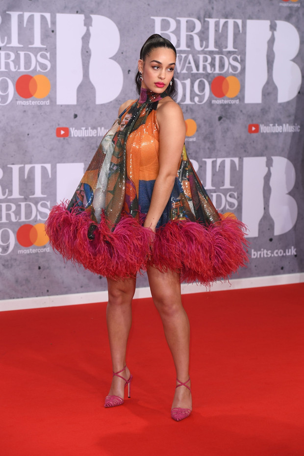 Elbiseleri aynı yerde diktirmişler