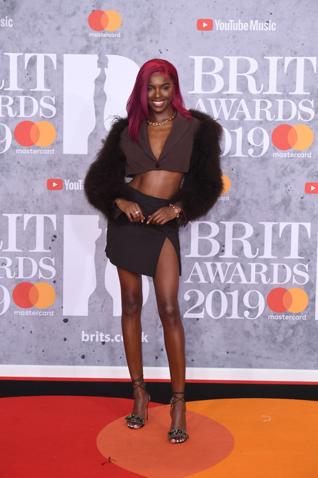 Elbiseleri aynı yerde diktirmişler