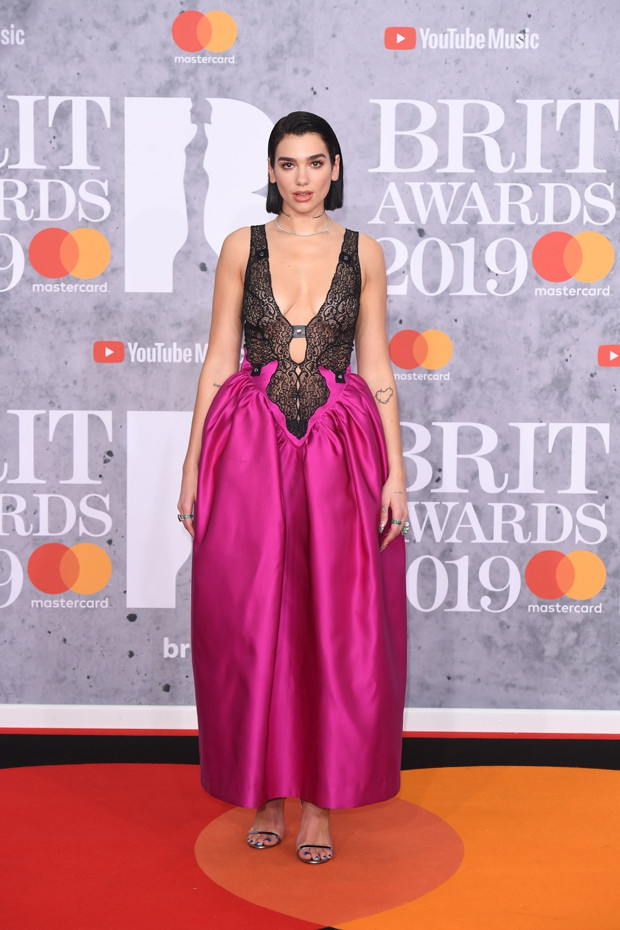 Elbiseleri aynı yerde diktirmişler