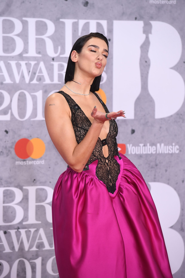 Elbiseleri aynı yerde diktirmişler