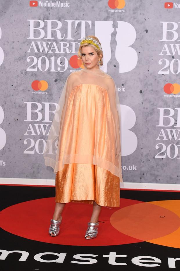 Elbiseleri aynı yerde diktirmişler