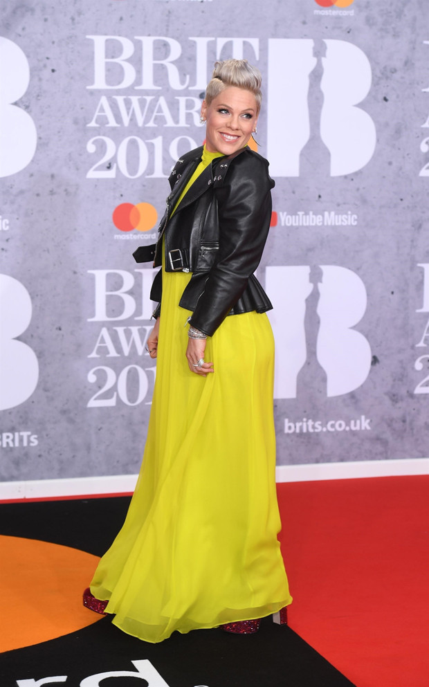 Elbiseleri aynı yerde diktirmişler