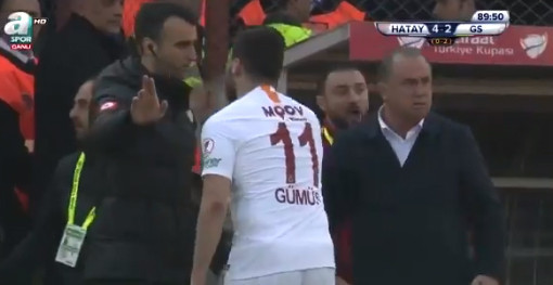 Çılgına döndü Dördüncü golün ardından hakeme...