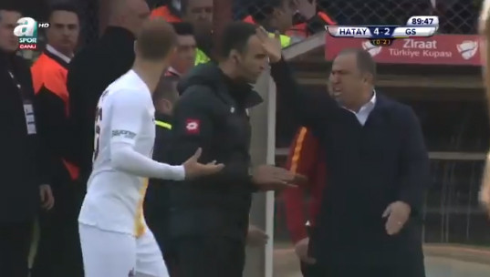 Çılgına döndü Dördüncü golün ardından hakeme...
