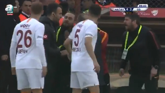 Çılgına döndü Dördüncü golün ardından hakeme...