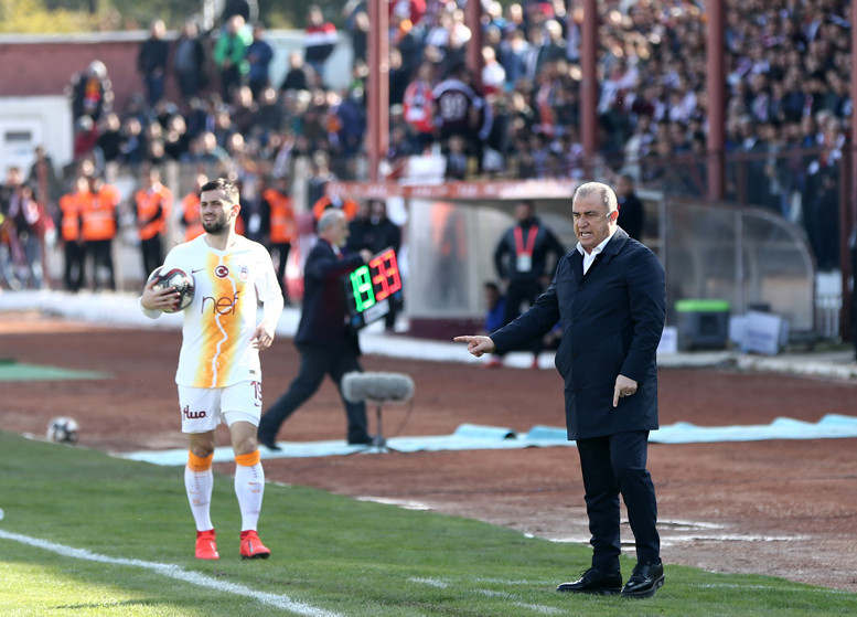 Çılgına döndü Dördüncü golün ardından hakeme...