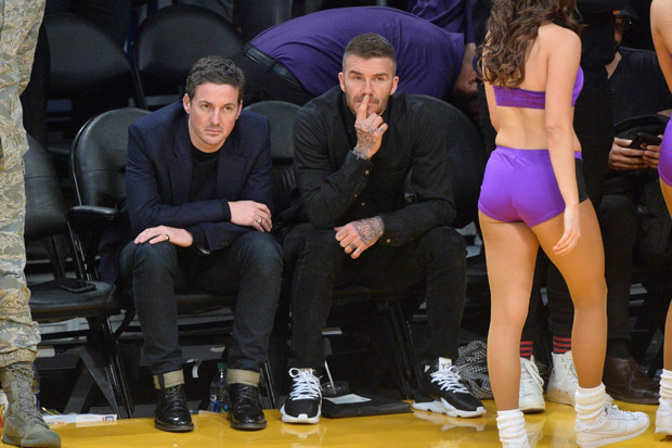 Bakmamak için kıvrandı durdu