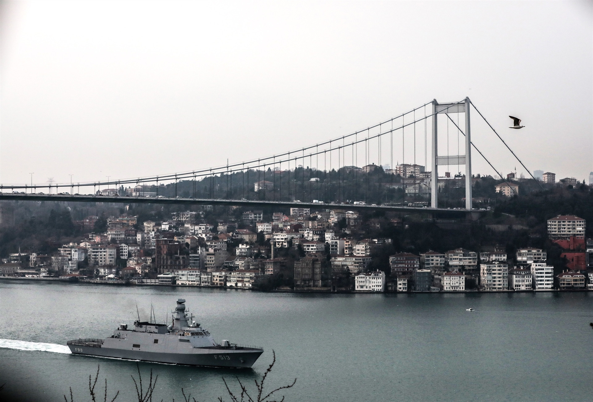 Türk savaş gemileri İstanbul Boğazı’ndan geçti
