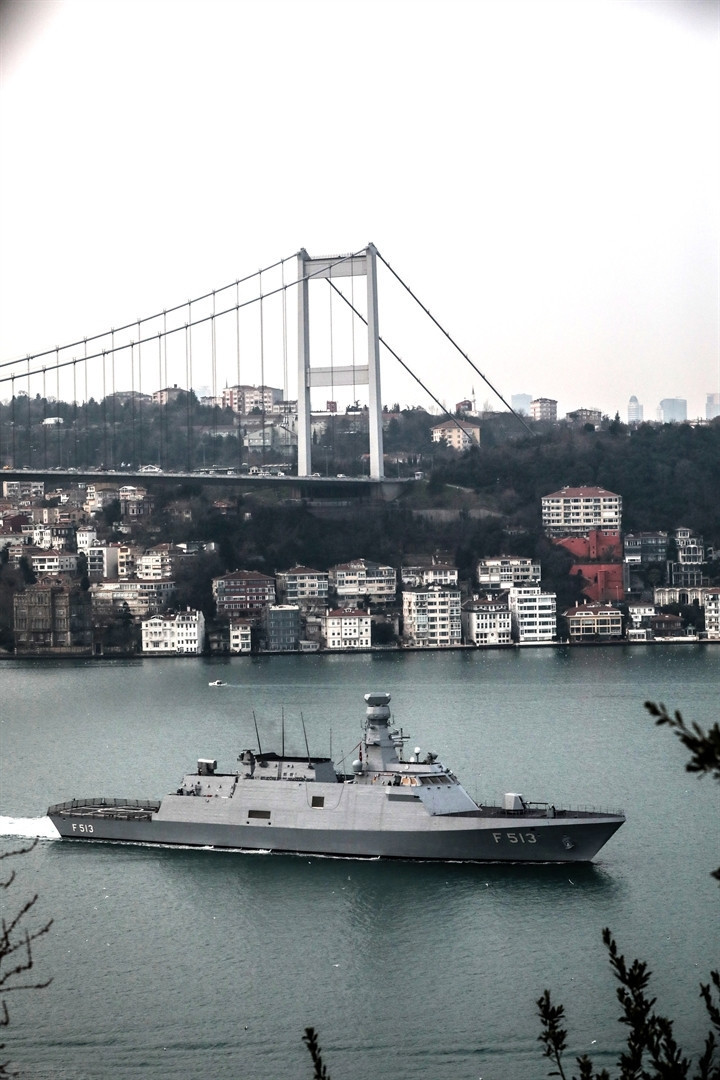 Türk savaş gemileri İstanbul Boğazı’ndan geçti Türk savaş gemileri İstanbul Boğazı’ndan geçti