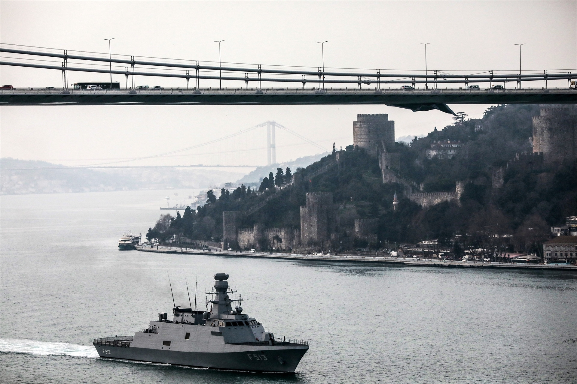 Türk savaş gemileri İstanbul Boğazı’ndan geçti Türk savaş gemileri İstanbul Boğazı’ndan geçti