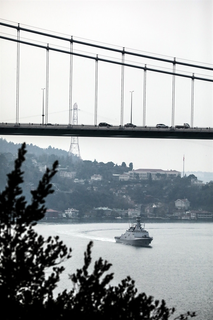 Türk savaş gemileri İstanbul Boğazı’ndan geçti Türk savaş gemileri İstanbul Boğazı’ndan geçti