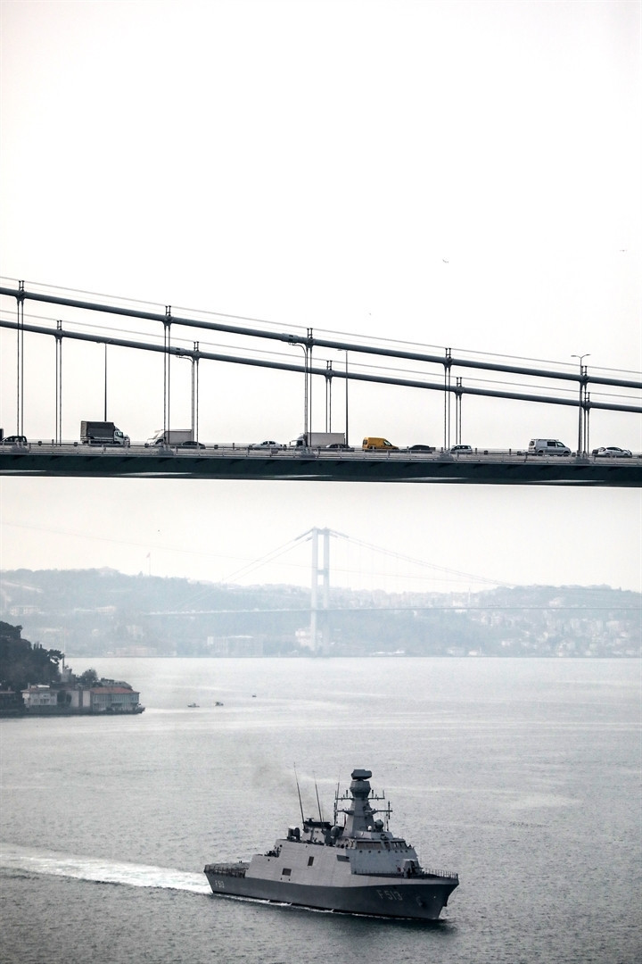 Türk savaş gemileri İstanbul Boğazı’ndan geçti Türk savaş gemileri İstanbul Boğazı’ndan geçti