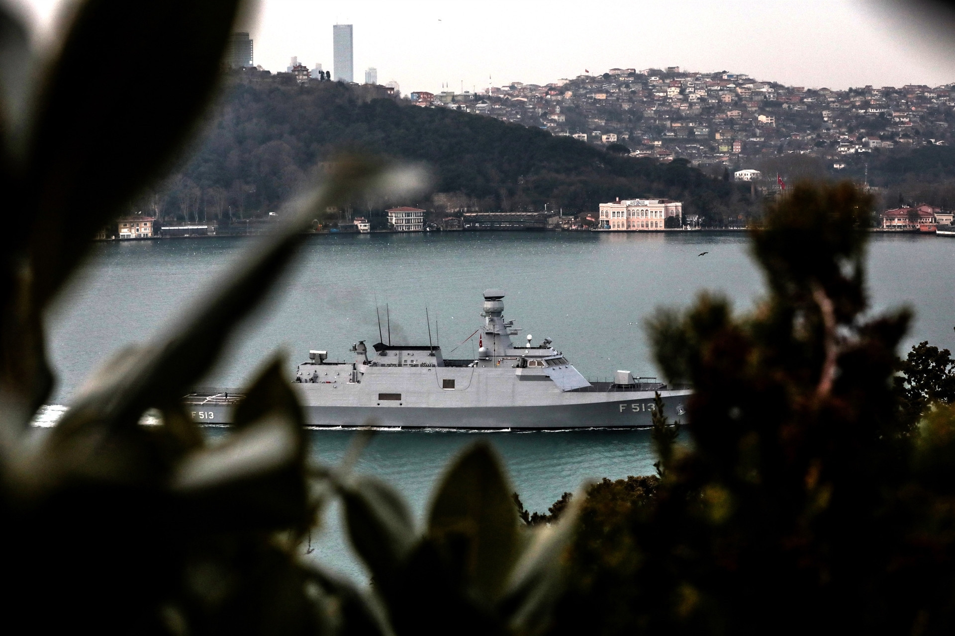 Türk savaş gemileri İstanbul Boğazı’ndan geçti Türk savaş gemileri İstanbul Boğazı’ndan geçti